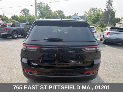 Used 2024 Jeep Grand Cherokee Altitude AWD/4WD image 7