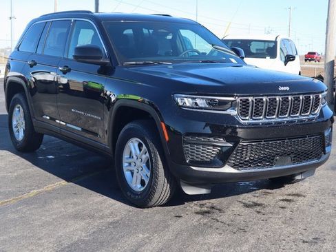 New 2025 Jeep Grand Cherokee Laredo image 2