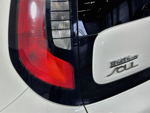 Used 2019 Kia Soul + FWD image 33
