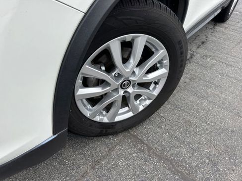 Used 2017 Nissan Rogue SV w/ SV Premium Package image 10