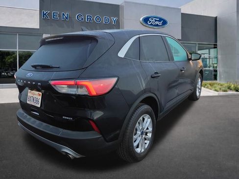 Used 2021 Ford Escape SE image 3