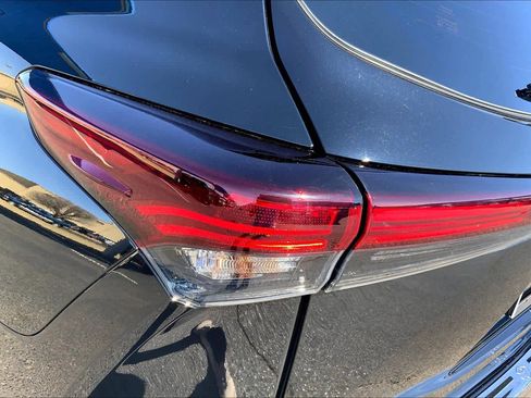 Used 2024 Toyota Highlander Platinum image 29