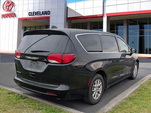 Used 2023 Chrysler Voyager LX image 7