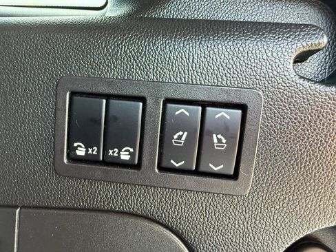 Used 2018 Chevrolet Suburban Premier RWD image 19