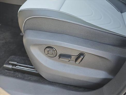 New 2026 Volkswagen Tiguan SE FWD image 13