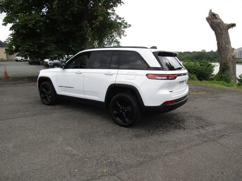 Used 2023 Jeep Grand Cherokee Limited w/ Black Appearance Package AWD/4WD image 6