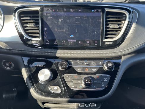 Used 2021 Chrysler Pacifica Touring-L w/ Uconnect Theater Family Group image 30