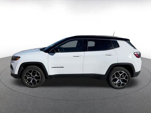 Used 2025 Jeep Compass Limited image 9