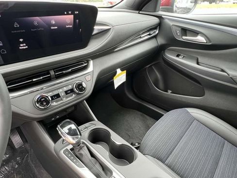 Used 2025 Buick Envista Preferred w/ Convenience I Package image 29