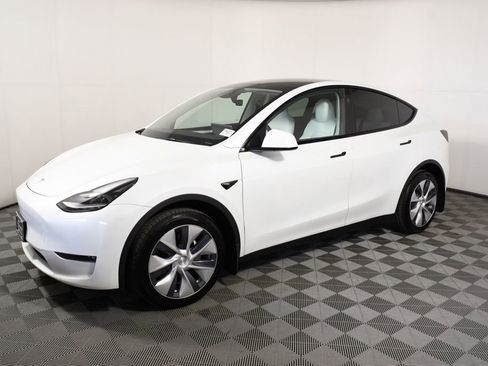 Used 2023 Tesla Model Y Long Range image 2