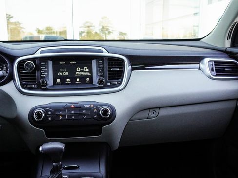 Used 2020 Kia Sorento LX image 14