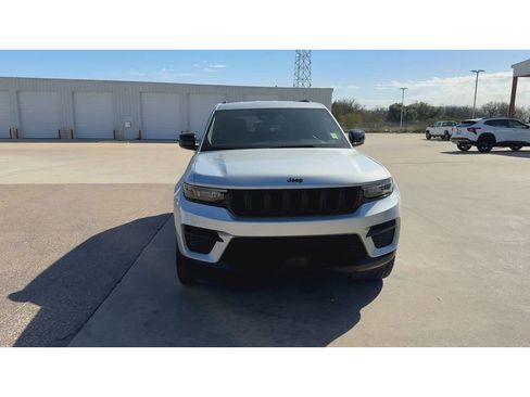 Used 2024 Jeep Grand Cherokee Altitude image 3
