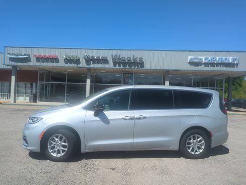 Used 2024 Chrysler Pacifica Touring-L FWD image 2