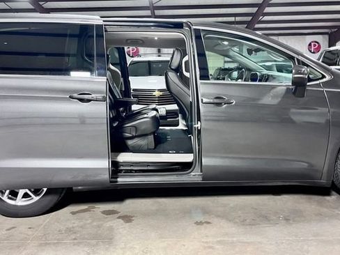Used 2023 Chrysler Pacifica Touring-L FWD image 4