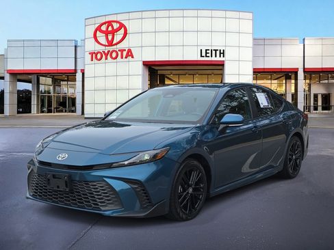 Used 2025 Toyota Camry SE image 1