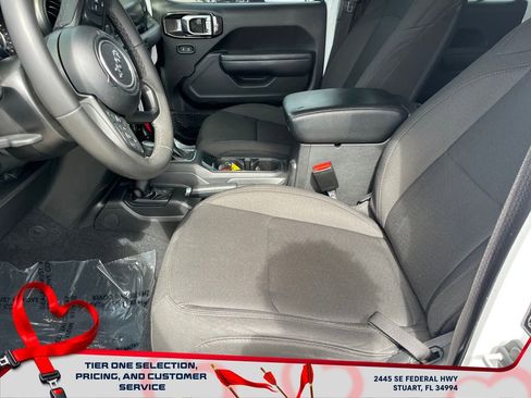 Used 2023 Jeep Gladiator Willys image 9