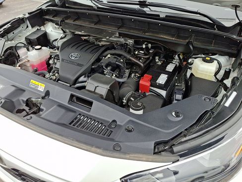 Used 2024 Toyota Highlander XLE image 28