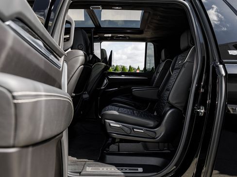 Used 2025 Cadillac Escalade ESV V image 27