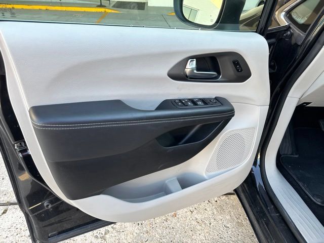 Used 2023 Chrysler Pacifica Touring-L FWD image 33