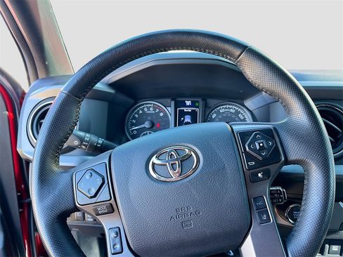 Used 2022 Toyota Tacoma TRD Sport image 11