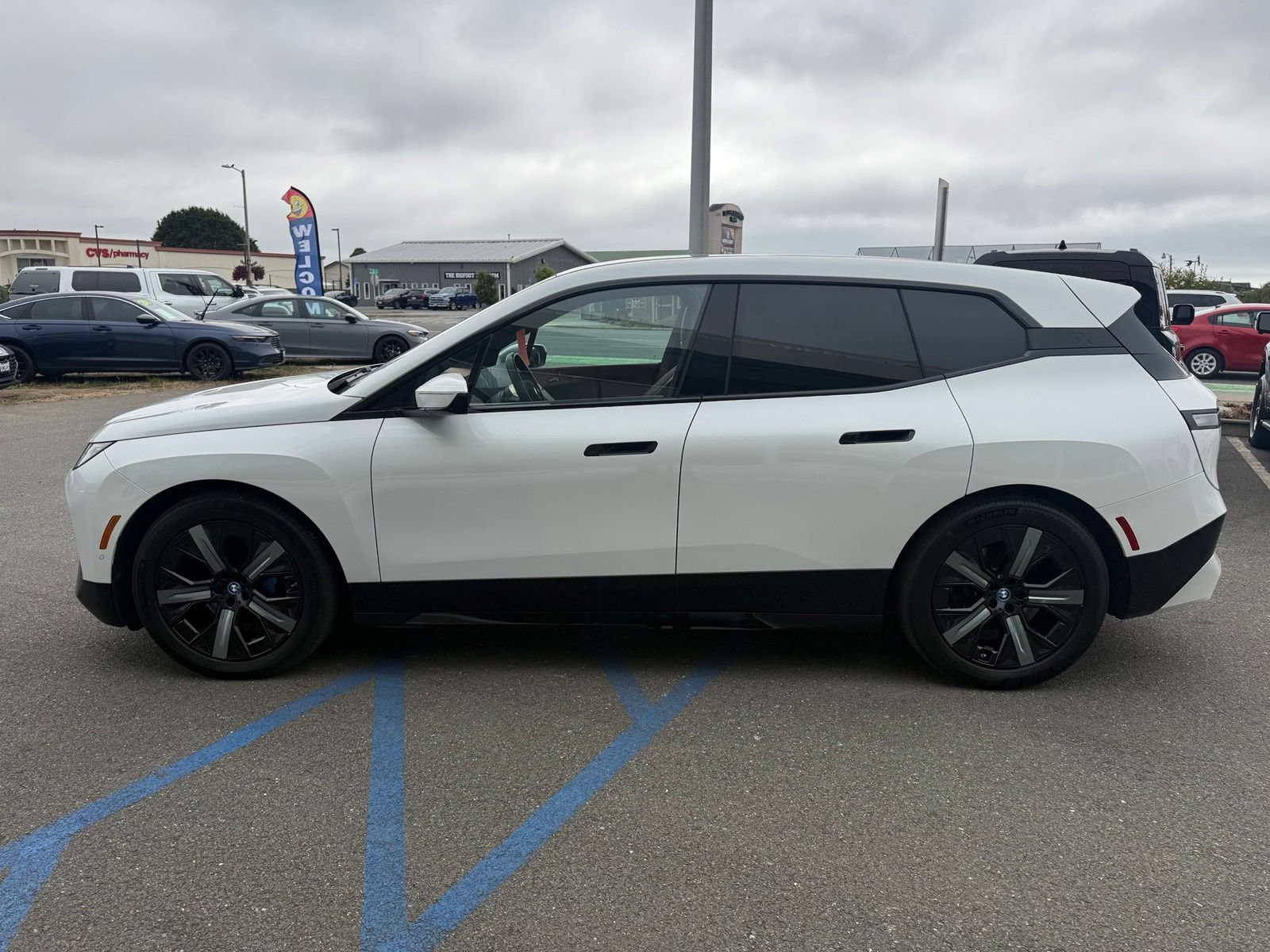 Used 2023 BMW iX xDrive50 w/ Premium Package AWD/4WD image 5