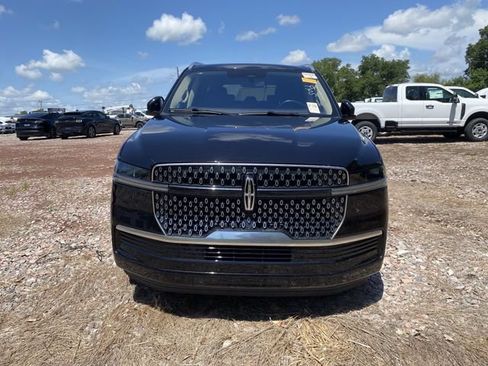 Used 2025 Lincoln Navigator Reserve AWD/4WD image 2