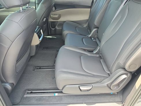 New 2027 Kia Carnival LXS FWD image 16