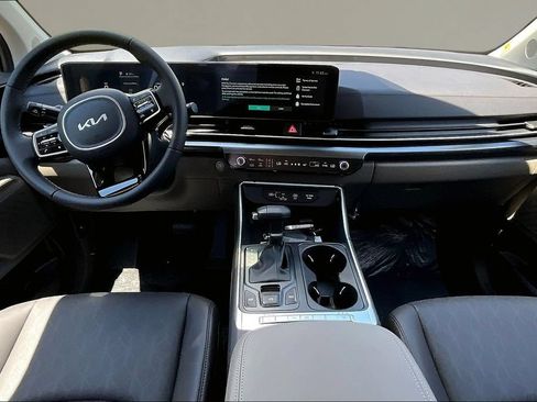 New 2026 Kia Carnival FWD image 5