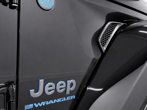 Used 2024 Jeep Wrangler Unlimited w/ Convenience Group AWD/4WD image 8