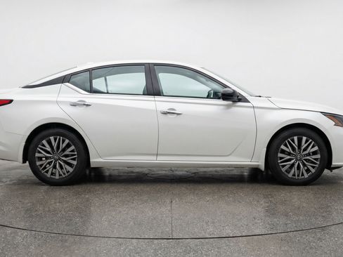 Used 2025 Nissan Altima 2.5 SV FWD image 11