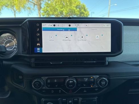 Used 2025 Jeep Wrangler Sahara image 25