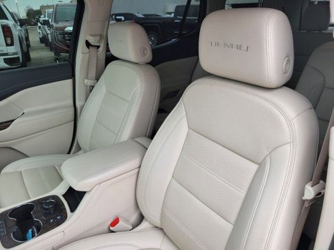 Used 2022 GMC Acadia Denali w/ Denali Ultimate Package image 12