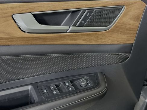 Used 2024 Volkswagen Atlas SE FWD image 19