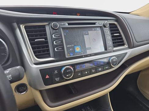 Used 2018 Toyota Highlander XLE AWD/4WD image 24