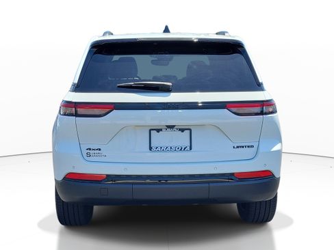 Used 2023 Jeep Grand Cherokee Limited w/ Black Appearance Package image 5