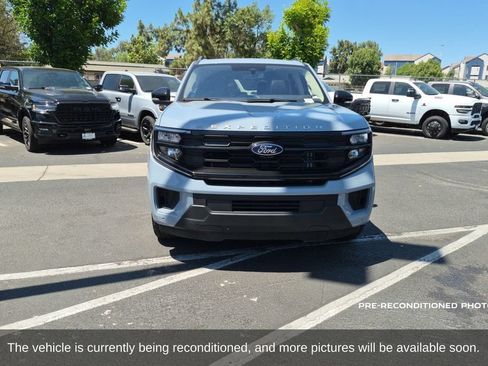 Used 2025 Ford Expedition Active AWD/4WD image 2