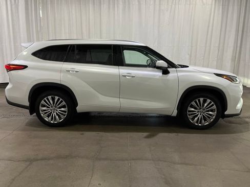 Used 2023 Toyota Highlander Platinum AWD/4WD image 3
