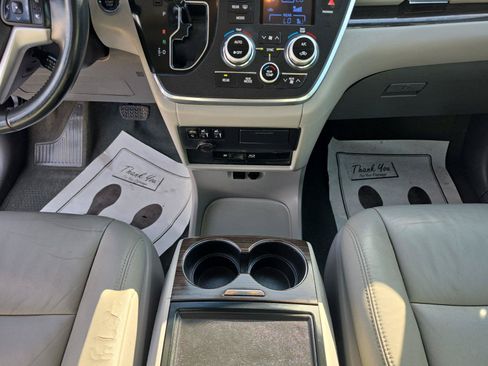 Used 2017 Toyota Sienna XLE Premium FWD image 11
