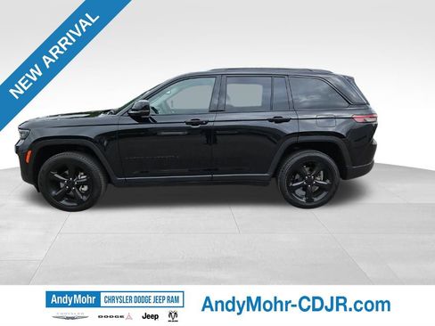 Used 2023 Jeep Grand Cherokee Limited w/ Black Appearance Package AWD/4WD image 8