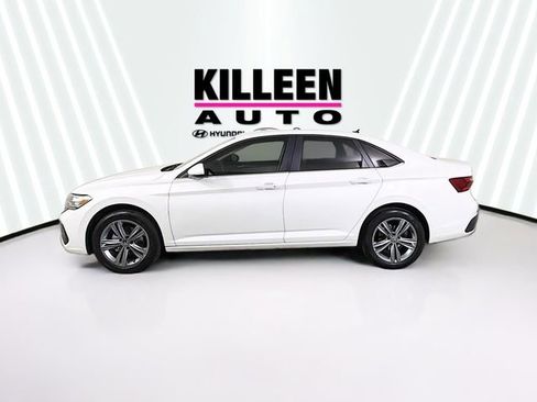 Used 2023 Volkswagen Jetta SE image 4