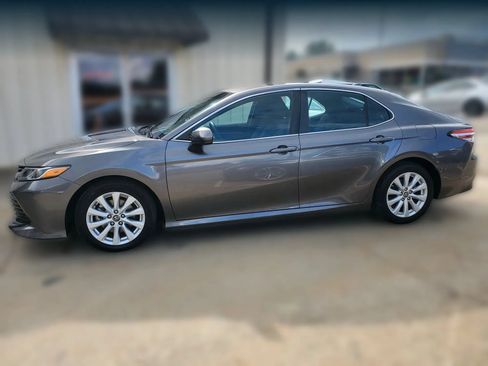 Used 2019 Toyota Camry LE FWD image 5