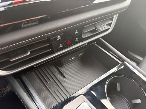 Used 2025 Volkswagen Atlas Cross Sport SE image 19