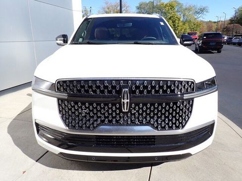 New 2025 Lincoln Navigator Reserve image 9