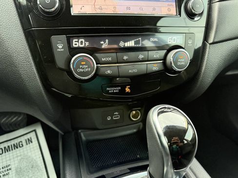 Used 2018 Nissan Rogue SV w/ Premium Package AWD/4WD image 26