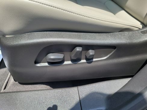 Used 2023 Cadillac XT4 Luxury w/ Cold Weather Package FWD image 18