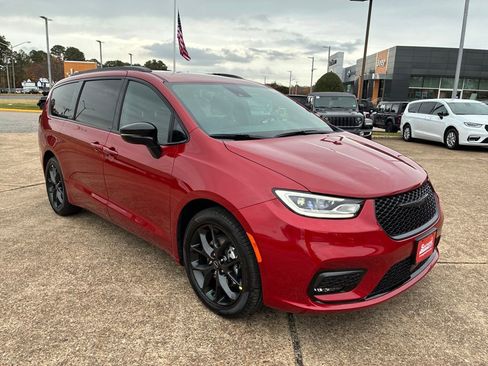 New 2026 Chrysler Pacifica Select w/ S Appearance Package image 8