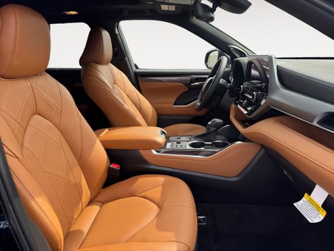 New 2026 Toyota Highlander Platinum AWD/4WD image 17