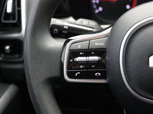 Used 2023 Kia Sorento LX image 19