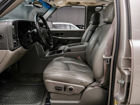 Used 2006 Chevrolet Suburban LT w/ Preferred Equipment Group RWD image 3