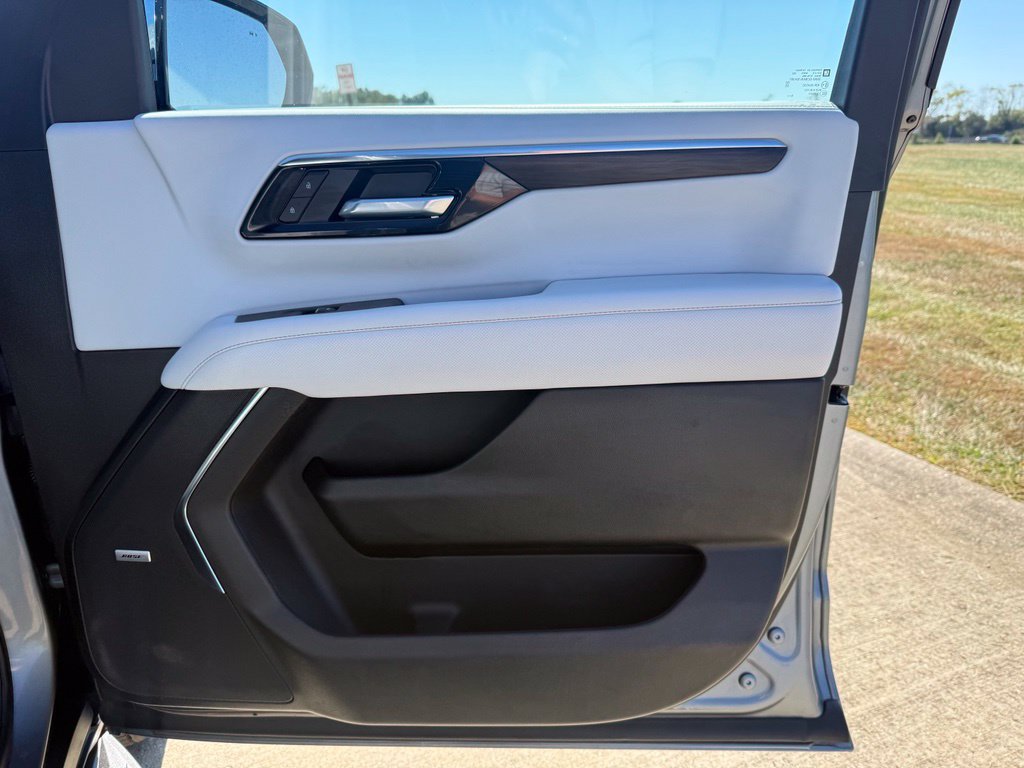 Used 2026 Chevrolet Suburban Premier AWD/4WD image 24